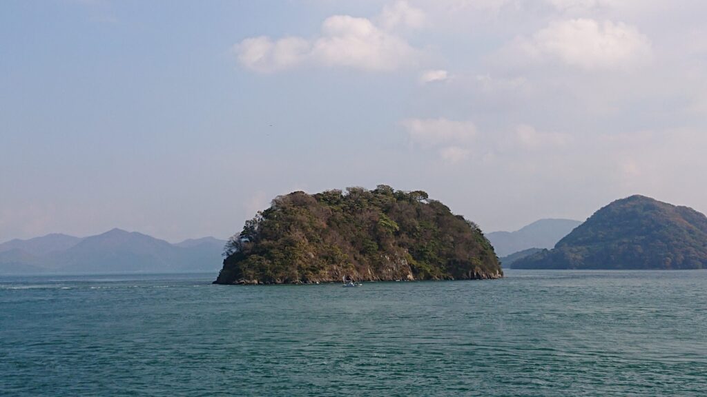 フェリーから見える丸い小島