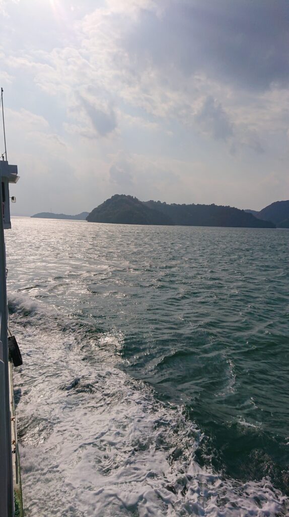 フェリーから見る海と島と船跡