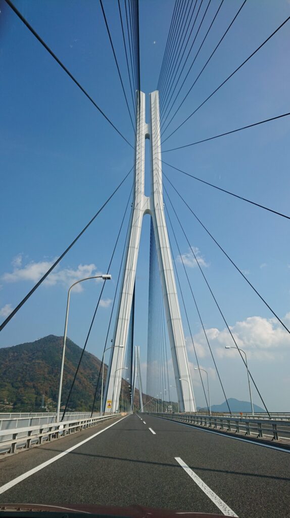 下から見上げる多々羅大橋の迫力