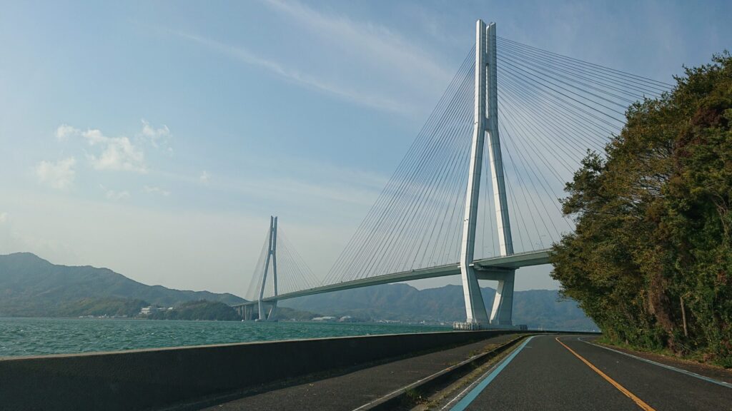 車走行中に見える多々羅大橋