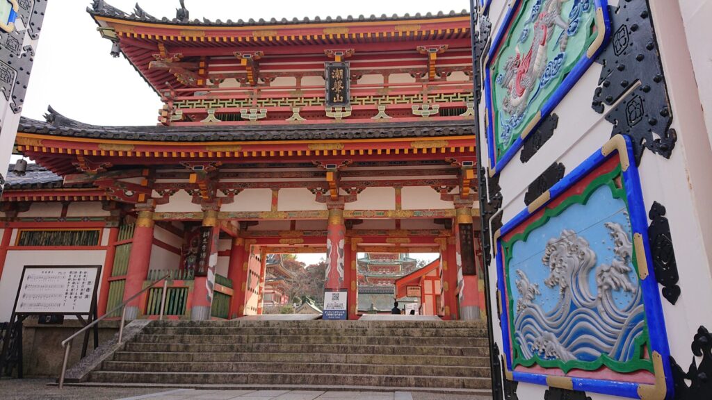 色鮮やかな山門と扉