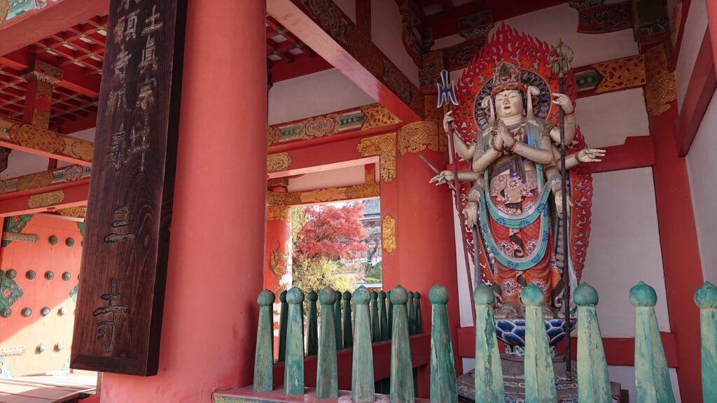 山門内の観音様