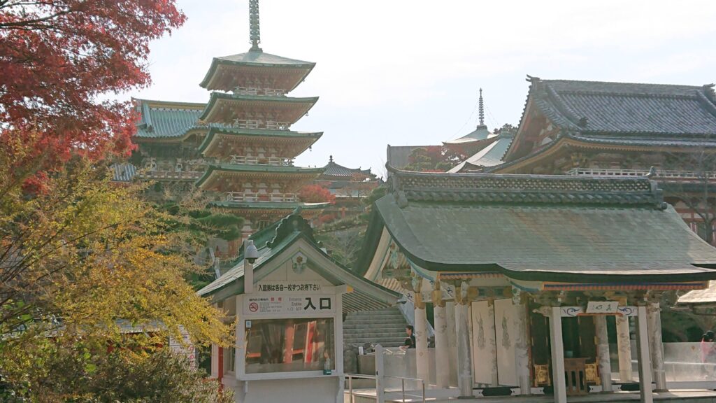 入口付近から見上げる五重塔