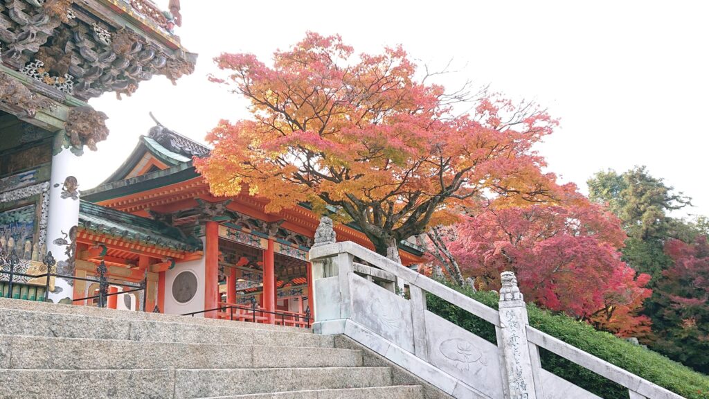 朱色の回廊と紅葉その２