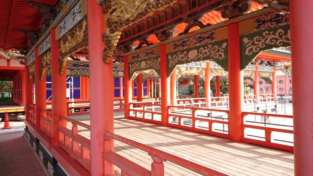 朱色が映える回廊