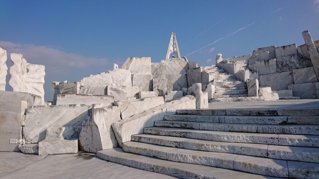 未来心の丘、白い庭園内その2