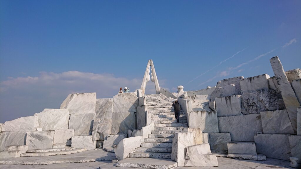 未来心の丘、白い庭園内その4