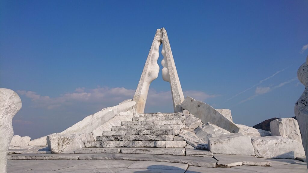 未来心の丘、白い庭園内その１