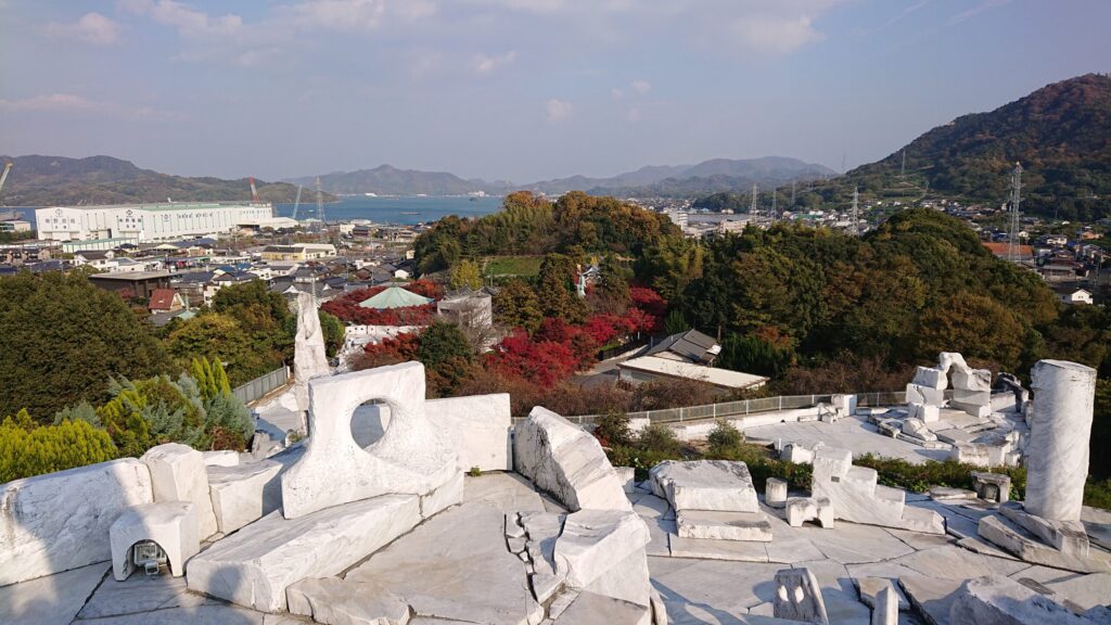 未来心の丘、白い庭園内その7 　瀬戸内海を見下ろす