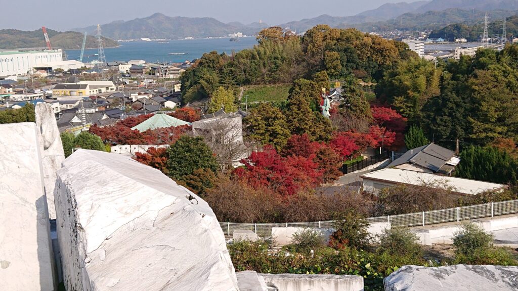 未来心の丘、白い庭園内その6 　瀬戸内海を見下ろす