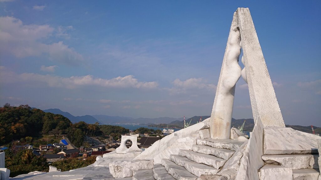 未来心の丘、白い庭園内その５ 　瀬戸内海を見下ろす