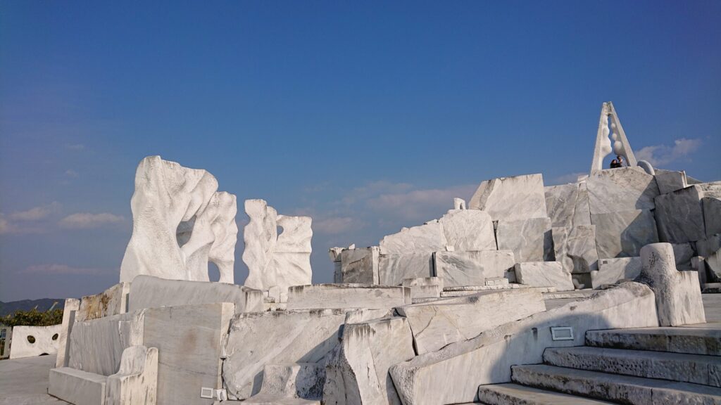 未来心の丘、白い庭園内その3