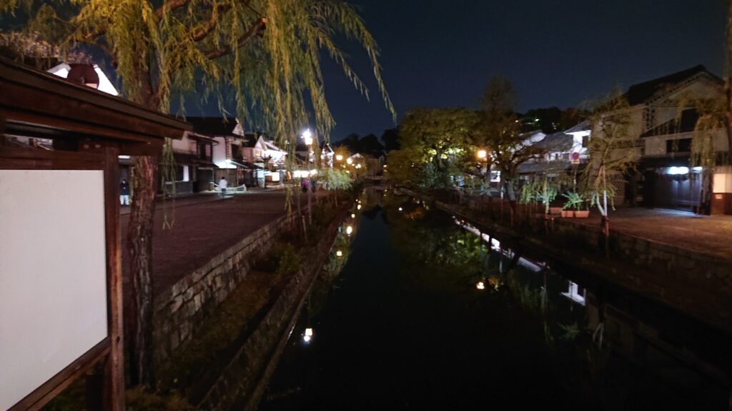 夜の倉敷美観地区、倉敷川