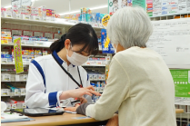 薬局での健康相談風景