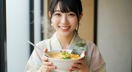 ラーメン丼を手にして微笑む女性