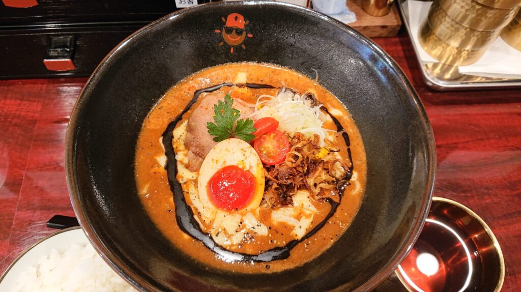 【熟成トマトカレーラーメン】の画像
スパイスで笑顔に 総持寺本店