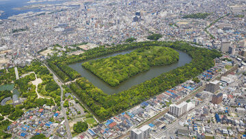 仁徳天皇陵と周辺の市街地の空撮画像