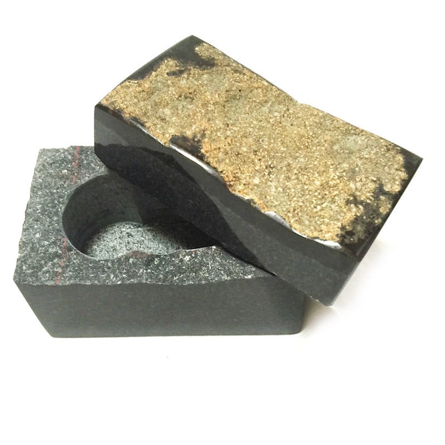 伊達冠石ふた付き石