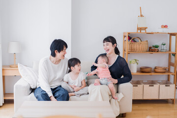 家族がリビングでほほ笑み合う様子