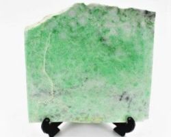 「糸魚川翡翠（いといがわひすい」糸魚川観光物産センターHPより引用