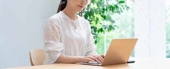 パソコンで何かを確認している女性